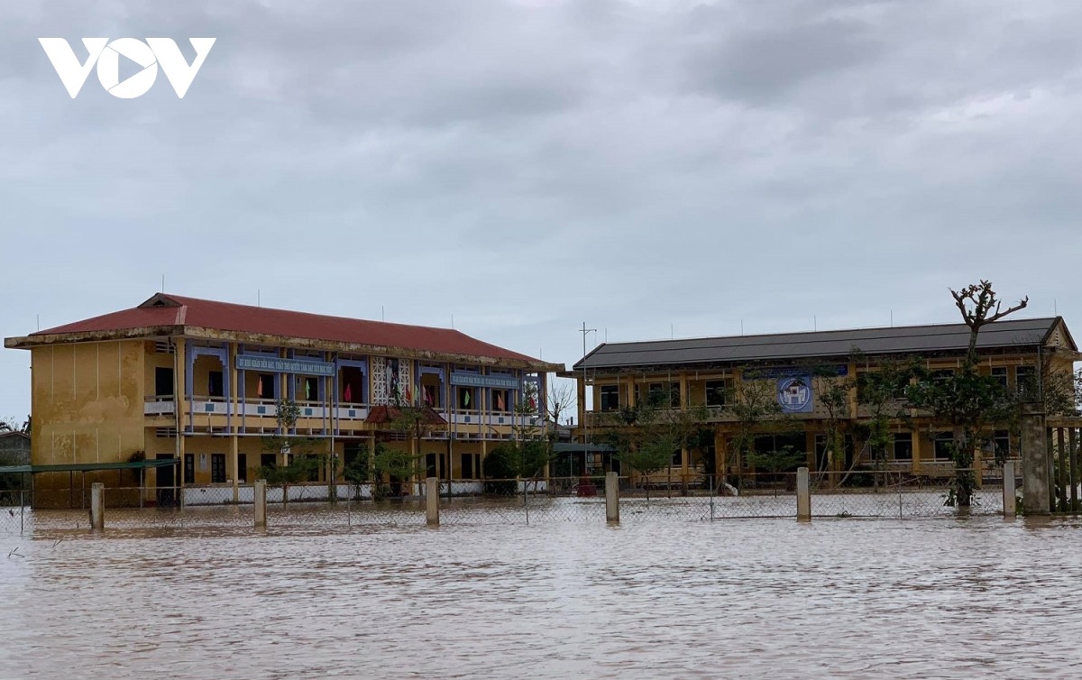 Nhiều trường học ở huyện Quảng Điền ngập trong lũ.