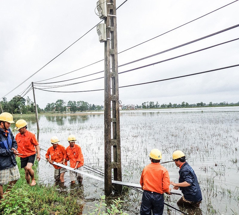 Kịp thời khắc phục sự cố lưới điện trong mùa mưa lũ - Ảnh: H.N. K​