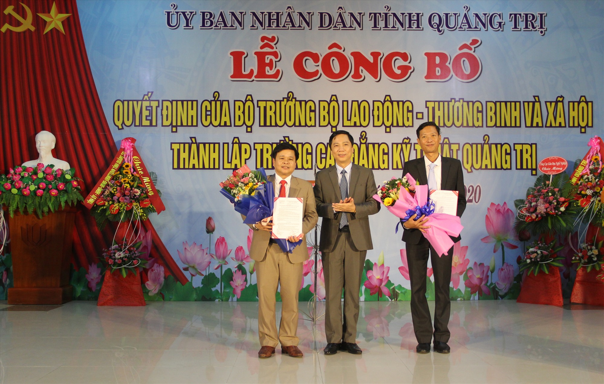 Phó Chủ tịch UBND tỉnh Hoàng Nam trao Quyết định của Chủ tịch UBND tỉnh bổ nhiệm hiệu trưởng và phó hiệu trưởng Trường Cao đẳng Kỹ thuật Quảng Trị - Ảnh: MĐ
