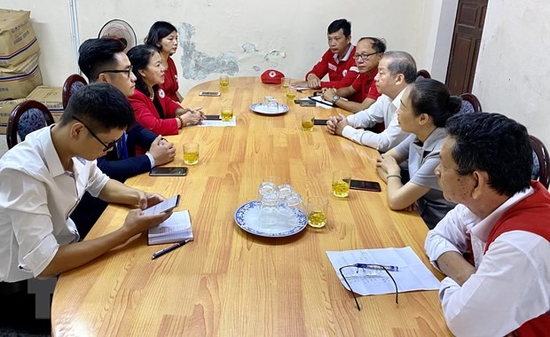 Đoàn công tác Trung ương Hội Chữ thập đỏ Việt Nam đến thăm, chia sẻ và trao quà cứu trợ cho tỉnh Thừa Thiên-Huế. (Ảnh: Mai Trang/TTXVN)