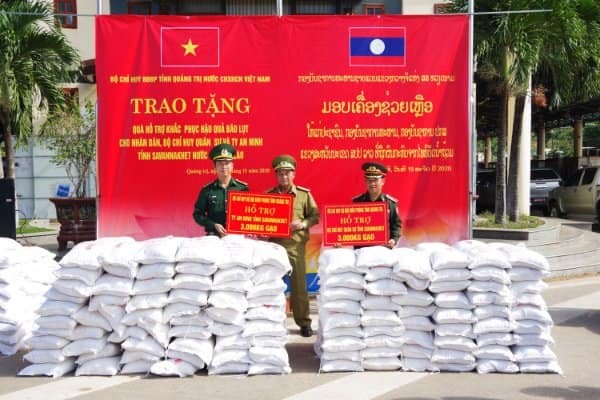 Bộ đội Biên phòng Quảng Trị trao quà cho Bộ Chỉ huy Quân sự và Ty an ninh tỉnh Savannakhet tại Cửa khẩu Quốc tế Lao Bảo
