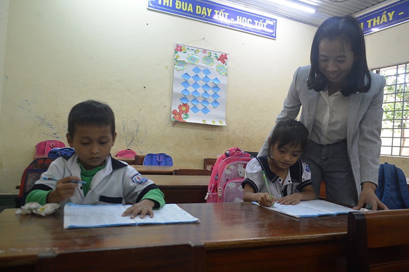 Cô giáo Trần Thị Diễm Hiền trong một giờ đứng lớp tại điểm trường A Rồng, Trường Tiểu học thị trấn Krông Klang, huyện Đakrông -Ảnh: ĐV​