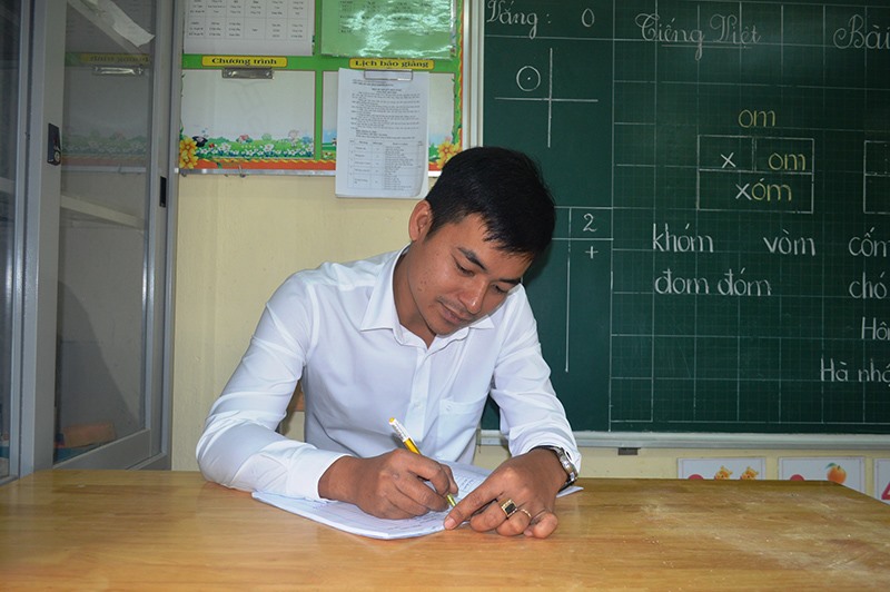 Thầy giáo Nguyễn Sĩ Hiếu đã có gần 10 năm gắn bó với Trường Tiểu học số 2 Đakrông -Ảnh: ĐV​