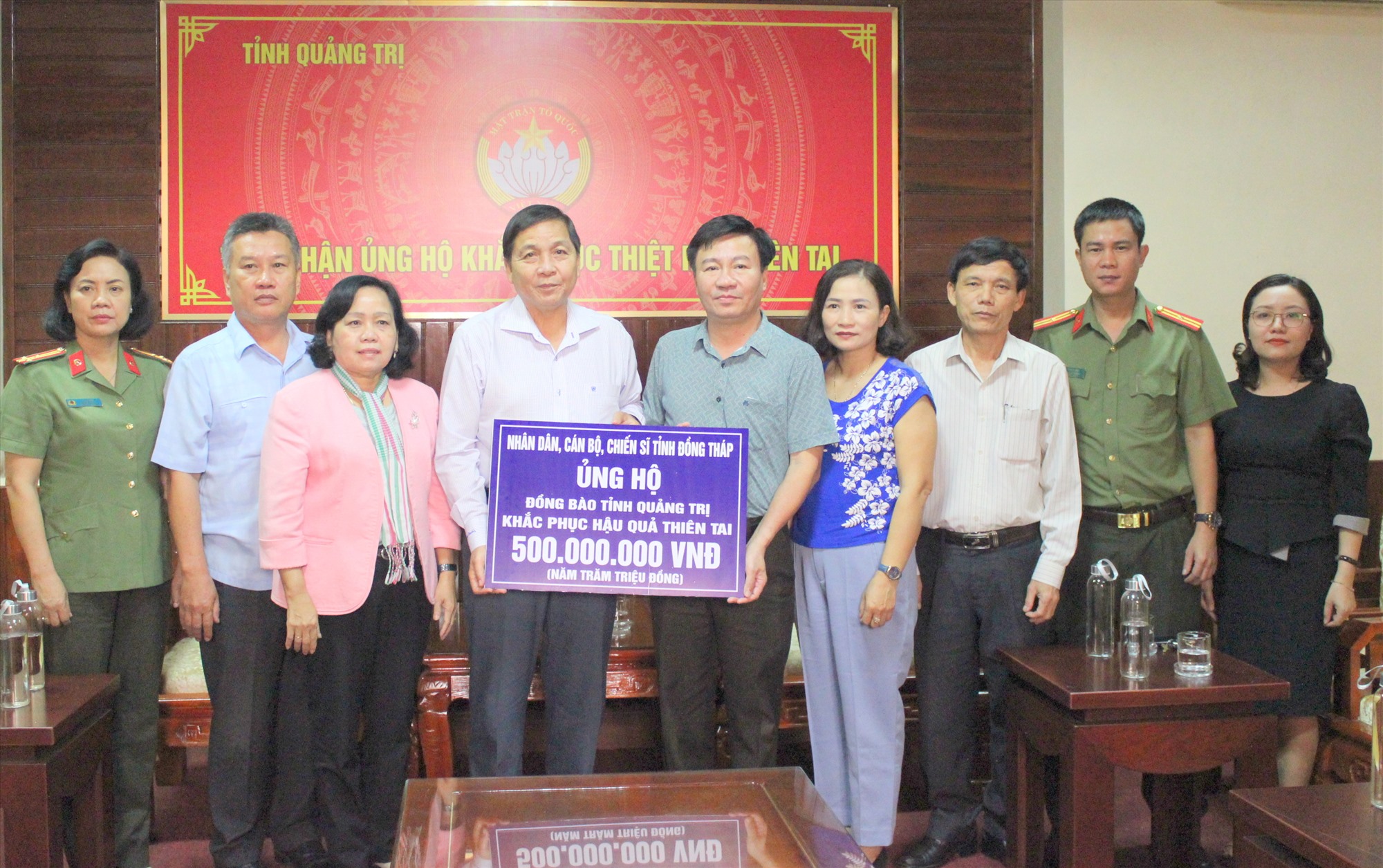 Chủ tịch UBMTTQVN tỉnh Đào Mạnh Hùng tiếp nhận hỗ trợ người dân Quảng Trị bị thiệt hại do lũ lụt - Ảnh: K.K.S