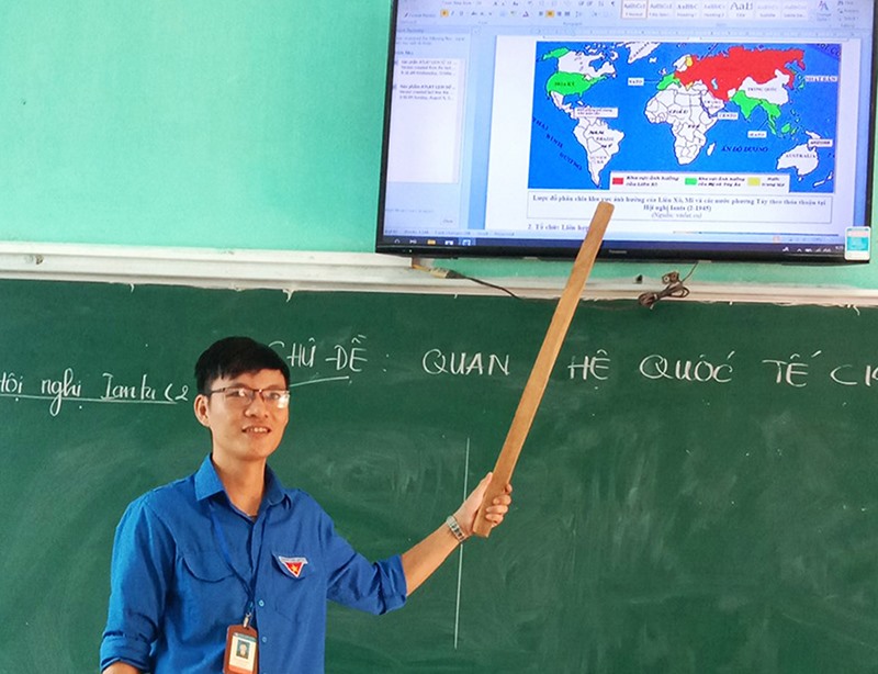 Thầy Phan Khánh Hội sử dụng Atlat Lịch sử 12 để dạy học -Ảnh: TÚ LINH​