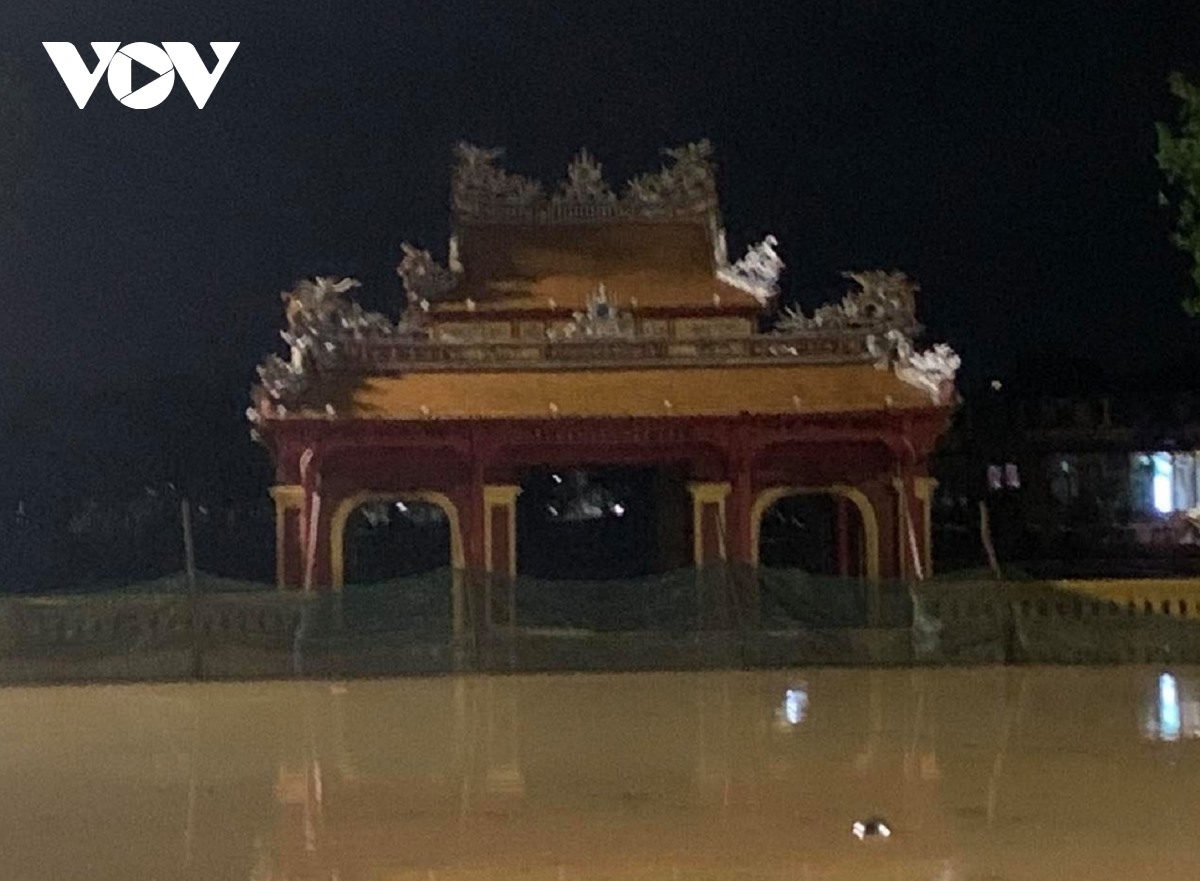 Di tích Nghinh Lương Đình bị ngập sâu trong các trận bão lũ vừa qua