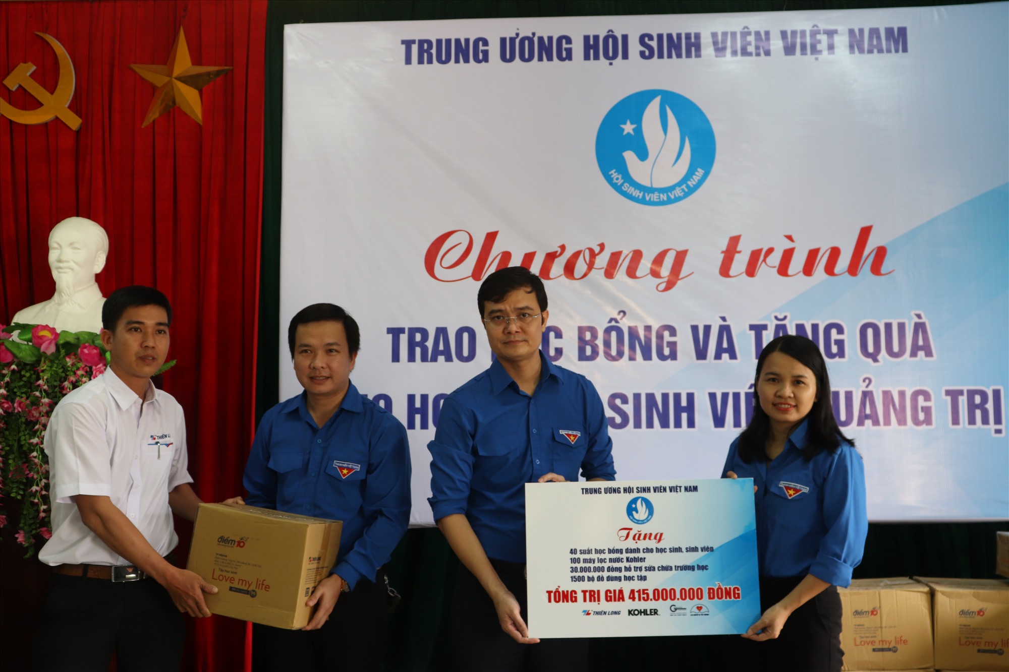 Tỉnh Đoàn Quảng Trị tiếp nhận các phần quà của Trung ương Hội Sinh viên Việt Nam - Ảnh: T.P