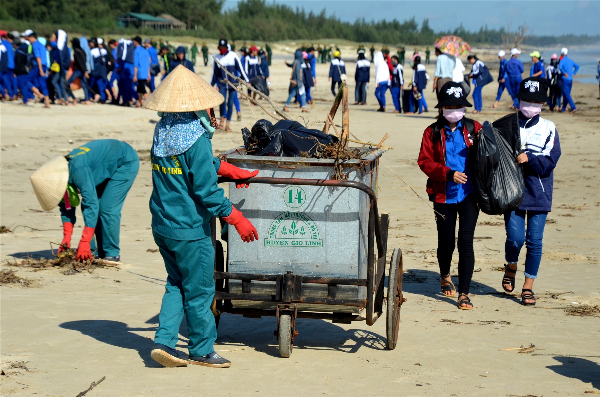 Ra quần làm sạch bãi biển - Ảnh: Trần Tuyền