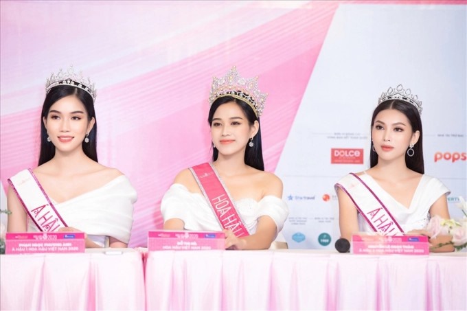 Hoa hậu Đỗ Thị Hà và hai Á hậu tại buổi họp báo ngày 21/11.