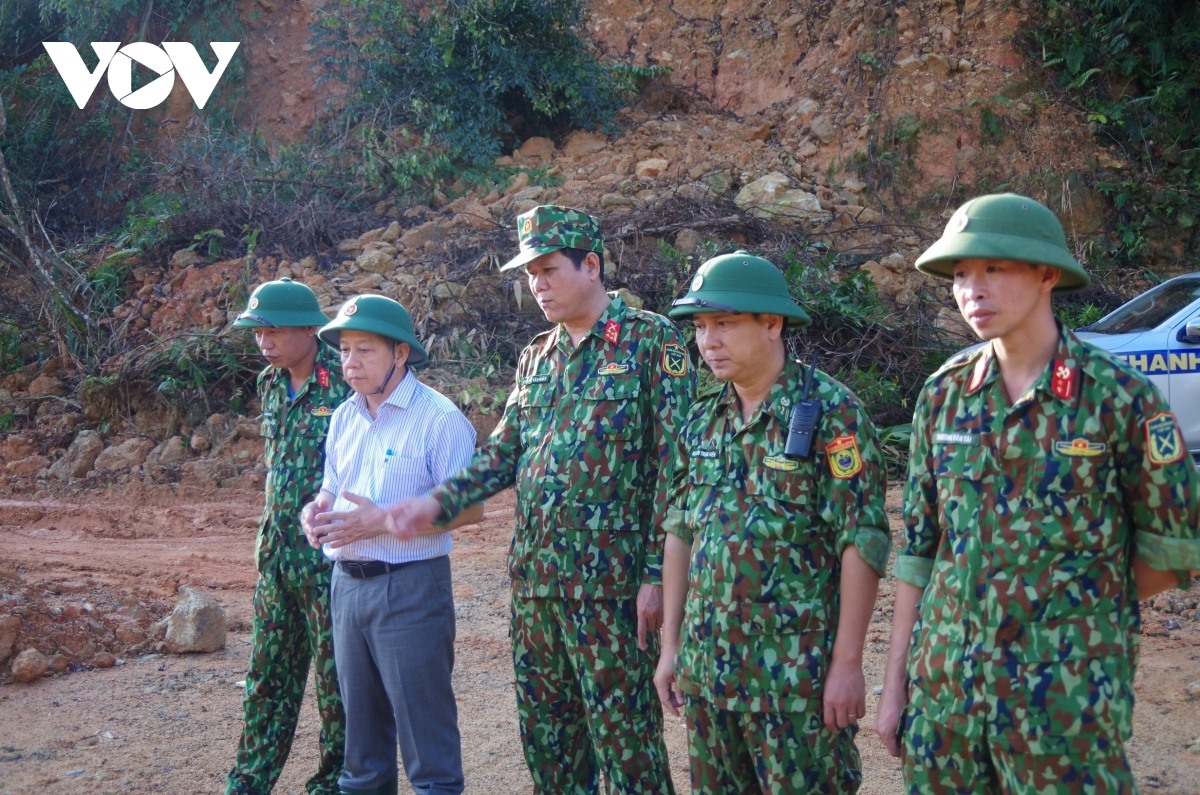 Ông Phan Ngọc Thọ, Chủ tịch UBND tỉnh Thừa Thiên Huế (thứ 2 bên trái) có mặt tại hiện trường tìm kiếm nạn nhân mất tích tại thủy điện Rào Trăng 3.