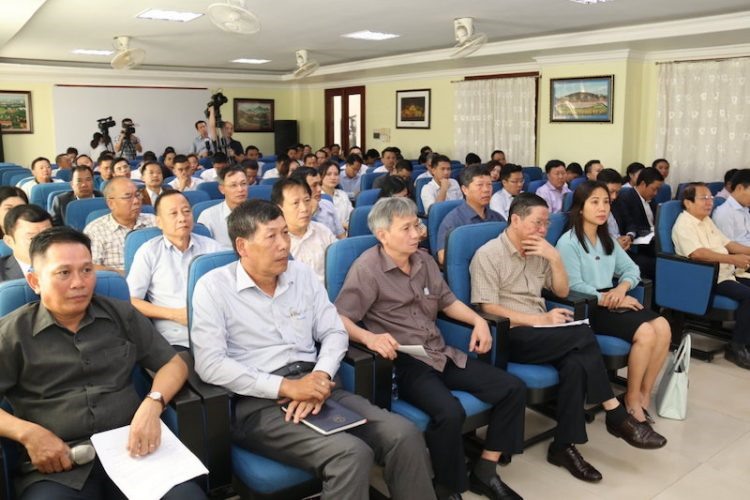 Đại diện gần 100 tập đoàn, công ty Việt Nam đang đầu tư, kinh doanh tại Lào tham dự hội nghị, ngày 22-11.
