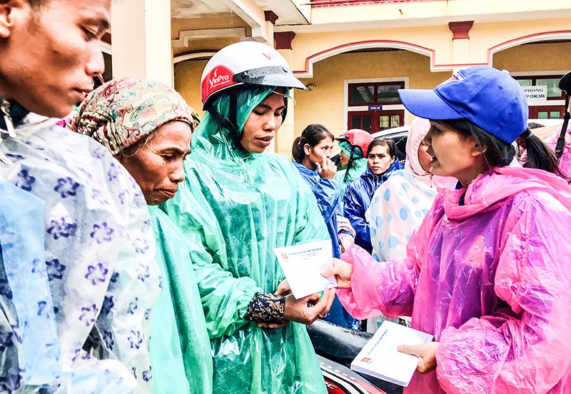 Bí thư Tỉnh đoàn Trần Thị Thu tặng quà giúp người dân vượt qua khó khăn sau mưa lũ - Ảnh: Q.H​
