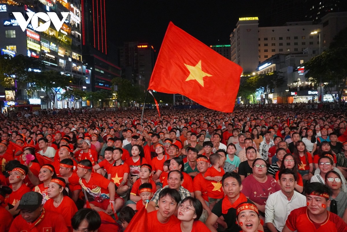 Cờ đỏ sao vàng kiêu hãnh tung bay ở Phố đi bộ Nguyễn Huệ khi CĐV cổ vũ Đội tuyển Việt Nam thi đấu.