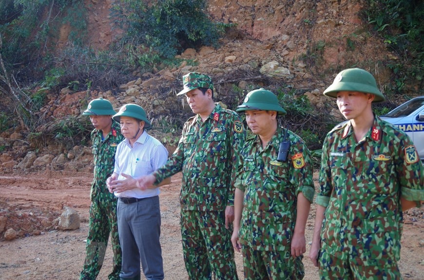 Chủ tịch UBND tỉnh Thừa Thiên - Huế (áo trắng) kiểm tra công tác cứu hộ tại Thuỷ điện Rào Trăng 3. (Ảnh: TTXVN phát)