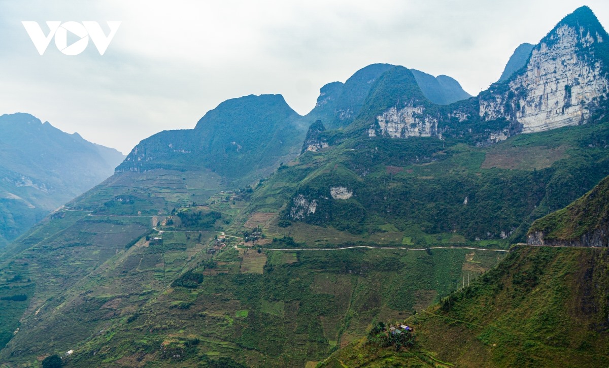 Từ xa nhìn đoạn đường đèo Mã Pí Lèng như sợi chỉ cắt ngang dãy núi cao chất ngất.