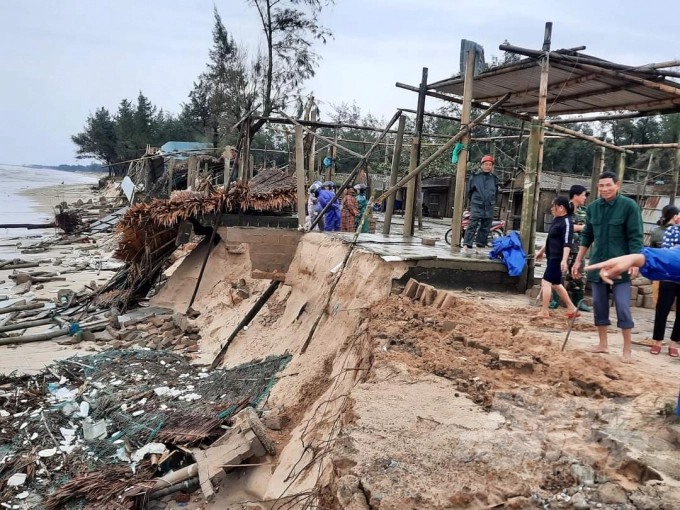 Biển xâm thực mạnh vào bờ biển xã Gio Hải, huyện Gio Linh cuốn trôi nhiều nhà quán xá của người dân. Ảnh: CĐ.