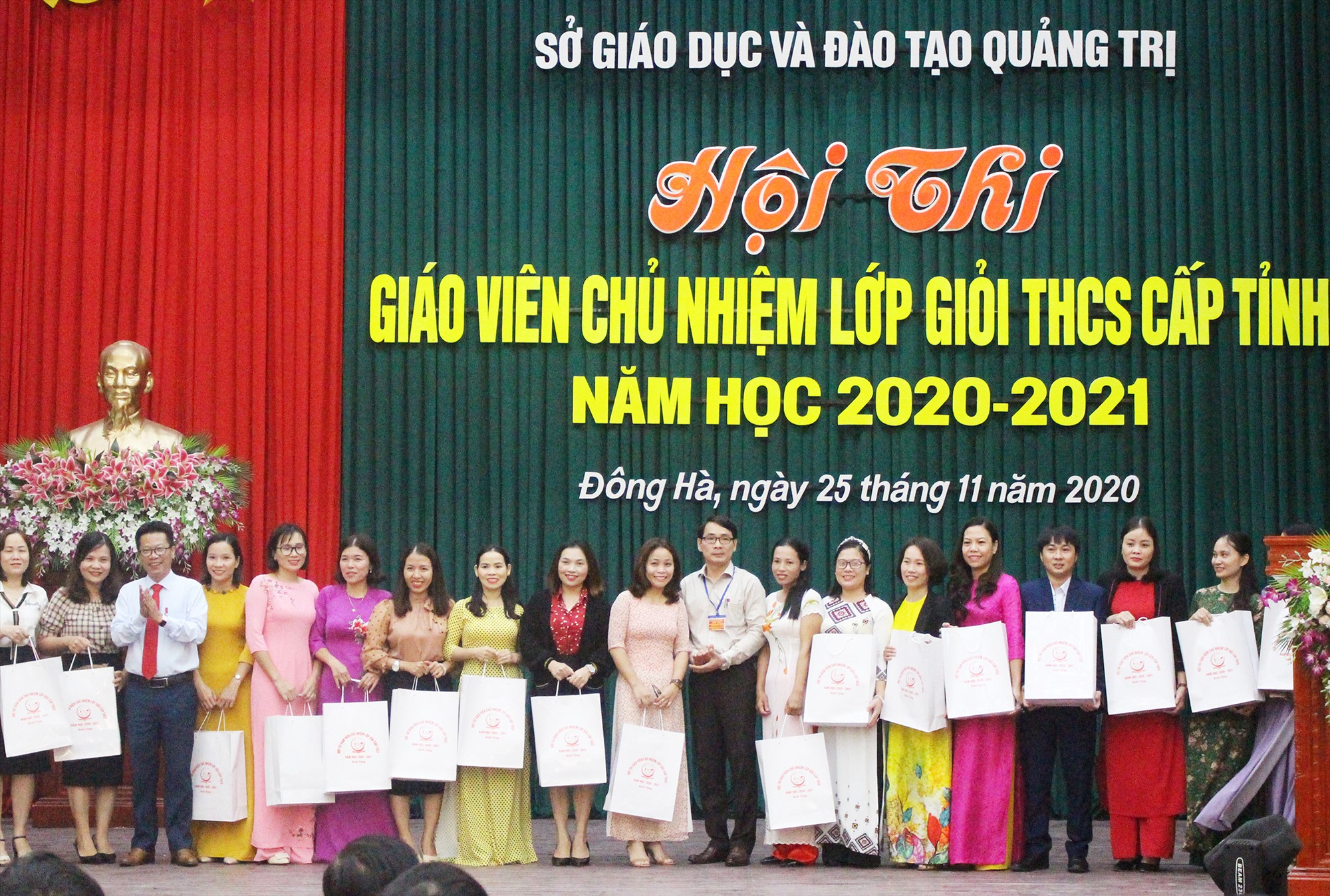 Ban Tổ chức tặng quà lưu niệm cho các giáo viên dự thi - Ảnh: Tú Linh