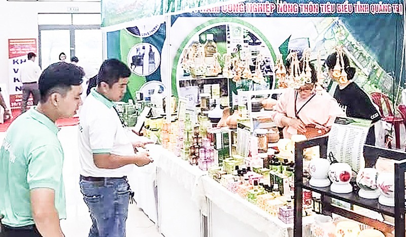 Gian hàng trưng bày các sản phẩm công nghiệp nông thôn tiêu biểu của Quảng Trị tại các hội chợ trong nước được khách hàng quan tâm -Ảnh: B.B​