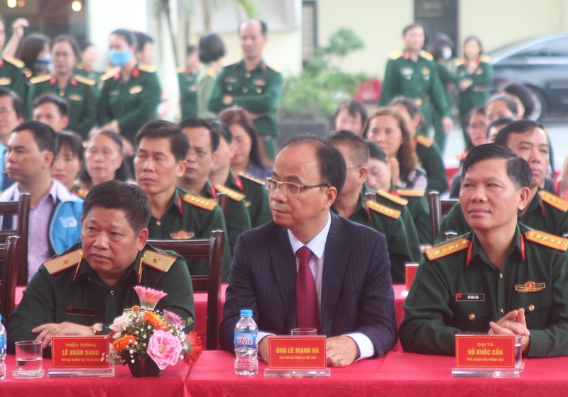 Ông Lê Mạnh Hà (giữa), nguyên Phó chủ nhiệm Văn phòng Chính phủ, con trai Đại tướng Lê Đức Anh.
