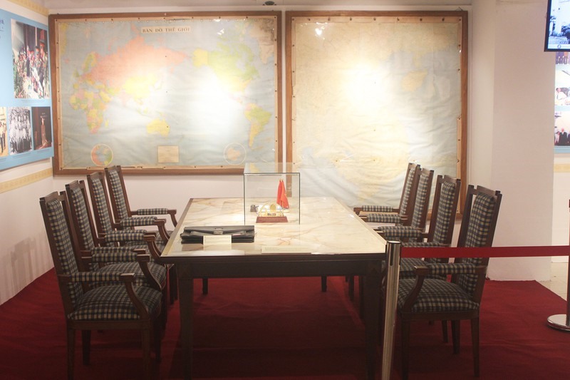 Bộ bàn ghế do Đại tướng Lê Đức Anh sử dụng trong thời gian đảm nhiệm cương vị Bộ trưởng Bộ Quốc phòng, Chủ tịch nước Cộng hòa xã hội chủ nghĩa Việt Nam, từ năm 1987 - 1997.