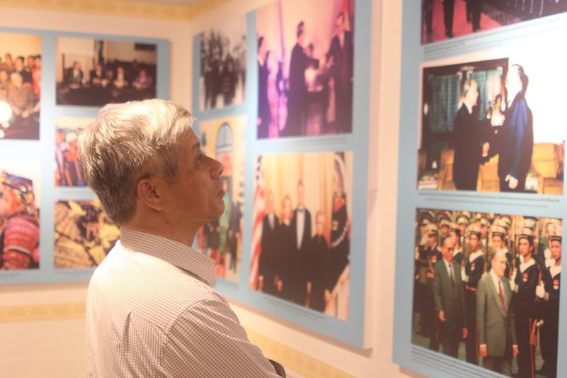 Khách tham dự triển lãm đa phần là người lớn tuổi. Trong ảnh, một vị khách trung niên đang quan sát những hình ảnh về hoạt động ngoại giao của Đại tướng Lê Đức Anh với các lãnh đạo nước ngoài.