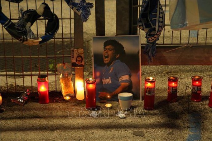 Người hâm mộ thắp nến tưởng niệm huyền thoại bóng đá Diego Maradona, tại Naples, Italy ngày 25/11/2020. Ảnh: AFP/TTXVN
