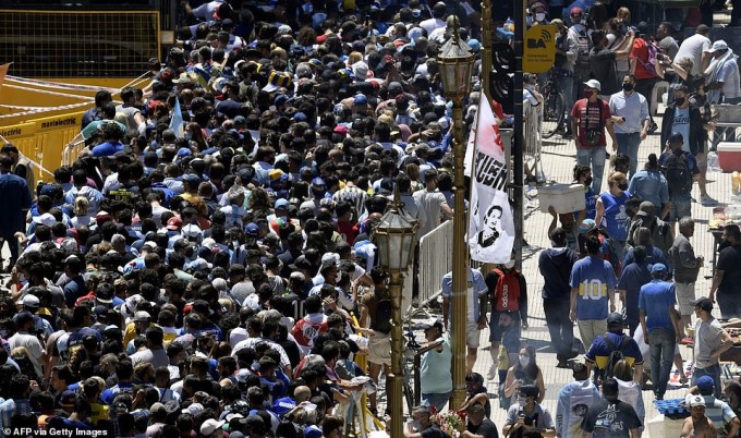 Số lượng CĐV xếp hàng đến viếng đám tang của Maradona ngày càng đông và kéo dài hơn 10 dãy nhà.