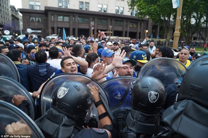 Theo Clarin, rất đông cảnh sát được huy động tới Dinh Tổng thống để đảm bảo trật tự trong đám tang của Maradona.
