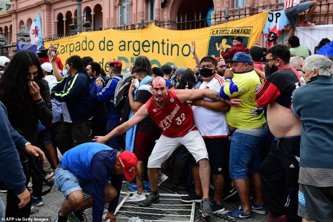 Trong đám tang của huyền thoại Diego Maradona tại Buenos Aires (Argentina) đã xảy ra xung đột xảy ra giữa nhóm người hâm mộ quá khích và cảnh sát.