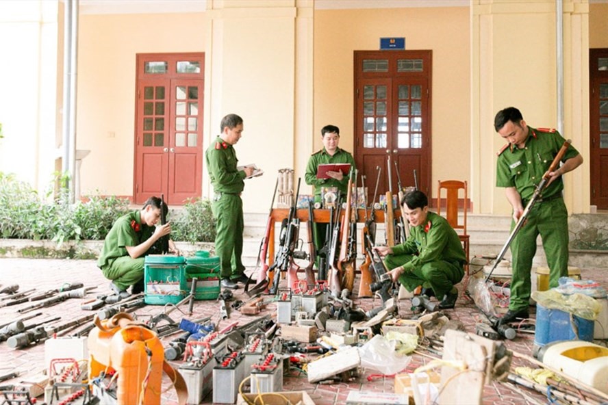 Gần 100 khẩu súng cùng nhiều kích điện mà Công an huyện Hương Sơn thu giữ được. Ảnh: Ánh Dương.
