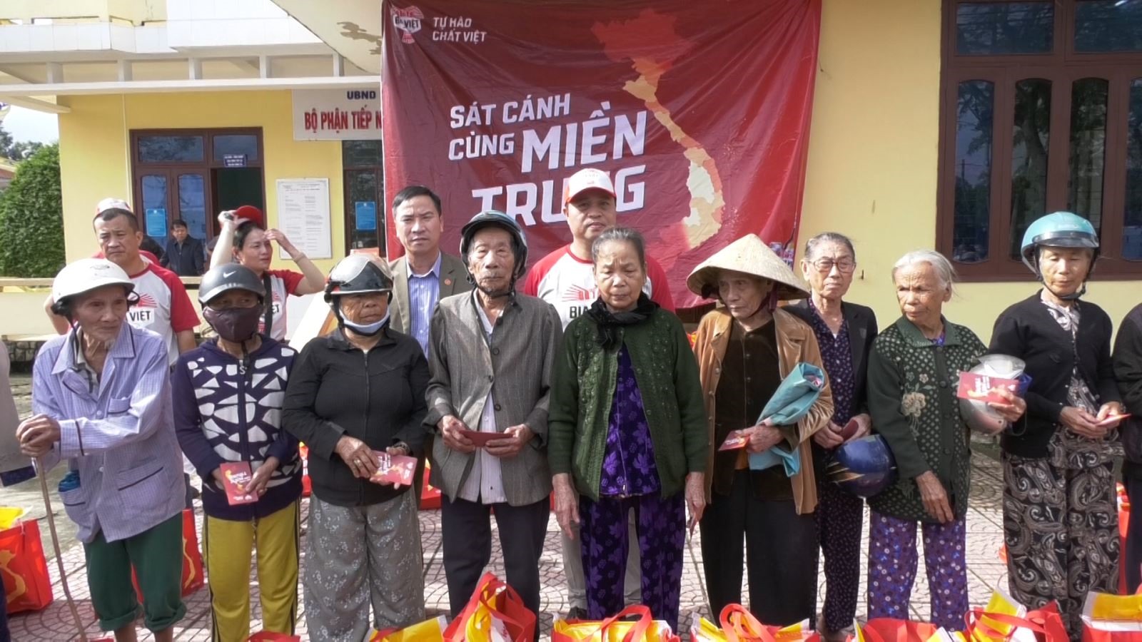 Công ty TNHH Nhà máy bia Heineken Việt Nam trao hỗ trợ đồng bào vùng lũ Quảng Trị