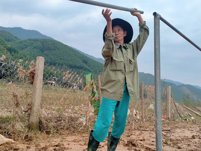 Người dân xã Triệu Nguyên, huyện Đakrông khắc phục phần nào những thiệt hại sau lũ lụt -Ảnh: THANH LỘC​