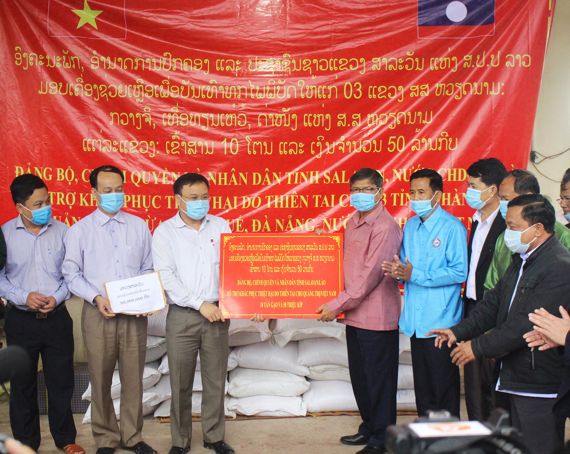 Phó Chủ tịch UBND tỉnh Quảng Trị Lê Đức Tiến tiếp nhận hỗ trợ từ tỉnh Salavan - Ảnh: Tú Linh