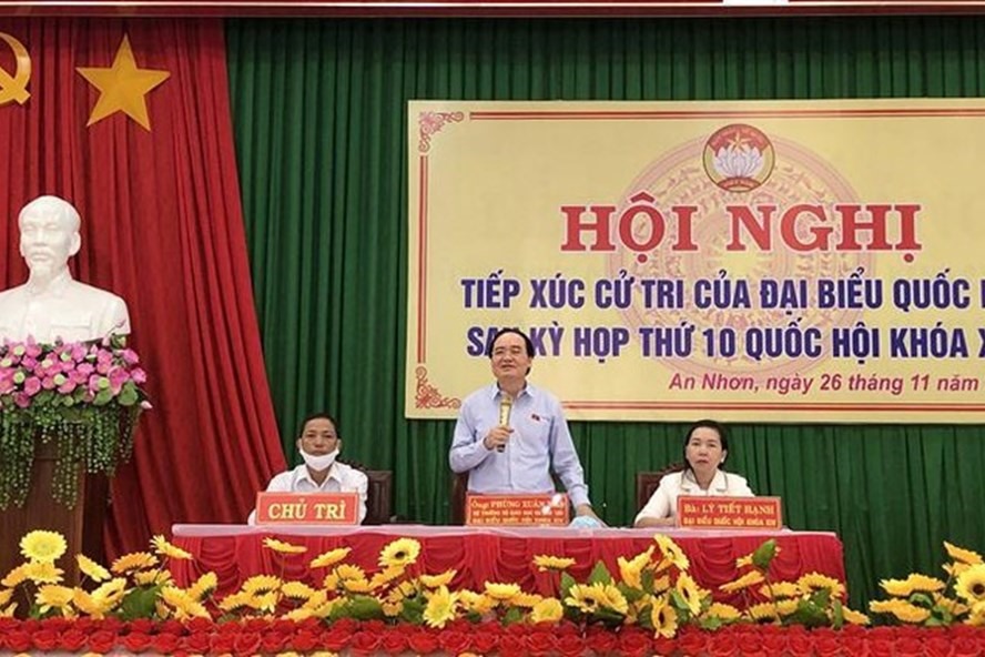 Bộ trưởng Phùng Xuân Nhạ tại buổi tiếp xúc cử tri tại Bình Định (Ảnh: moet.gov.vn)