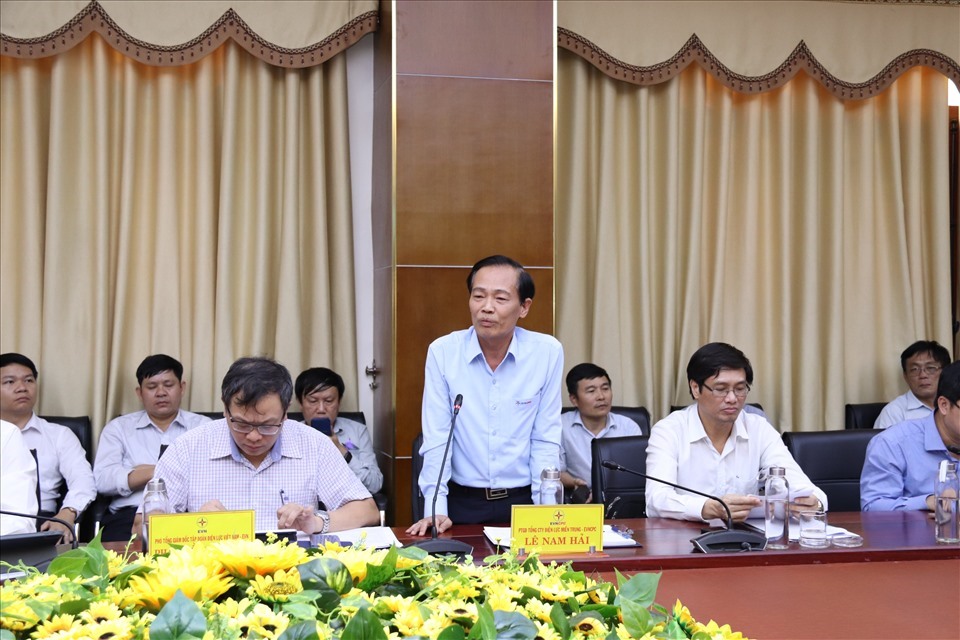 Lãnh đạo các đơn vị thành viên EVN báo cáo các vướng mắc trong thực hiện các dự án lưới điện trên địa bàn tỉnh Quảng Trị và đề xuất các phương án tháo gỡ khó khăn.