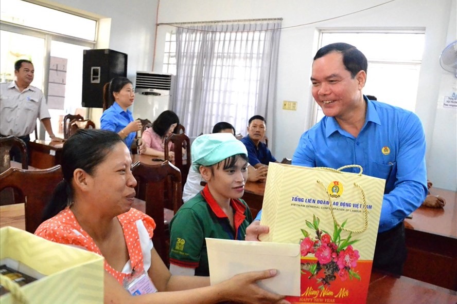 Chủ tịch Tổng LĐLĐVN Nguyễn Đình Khang tặng quà Tết năm 2020 cho đoàn viên, CNLĐ tỉnh An Giang. Ảnh: Lục Tùng