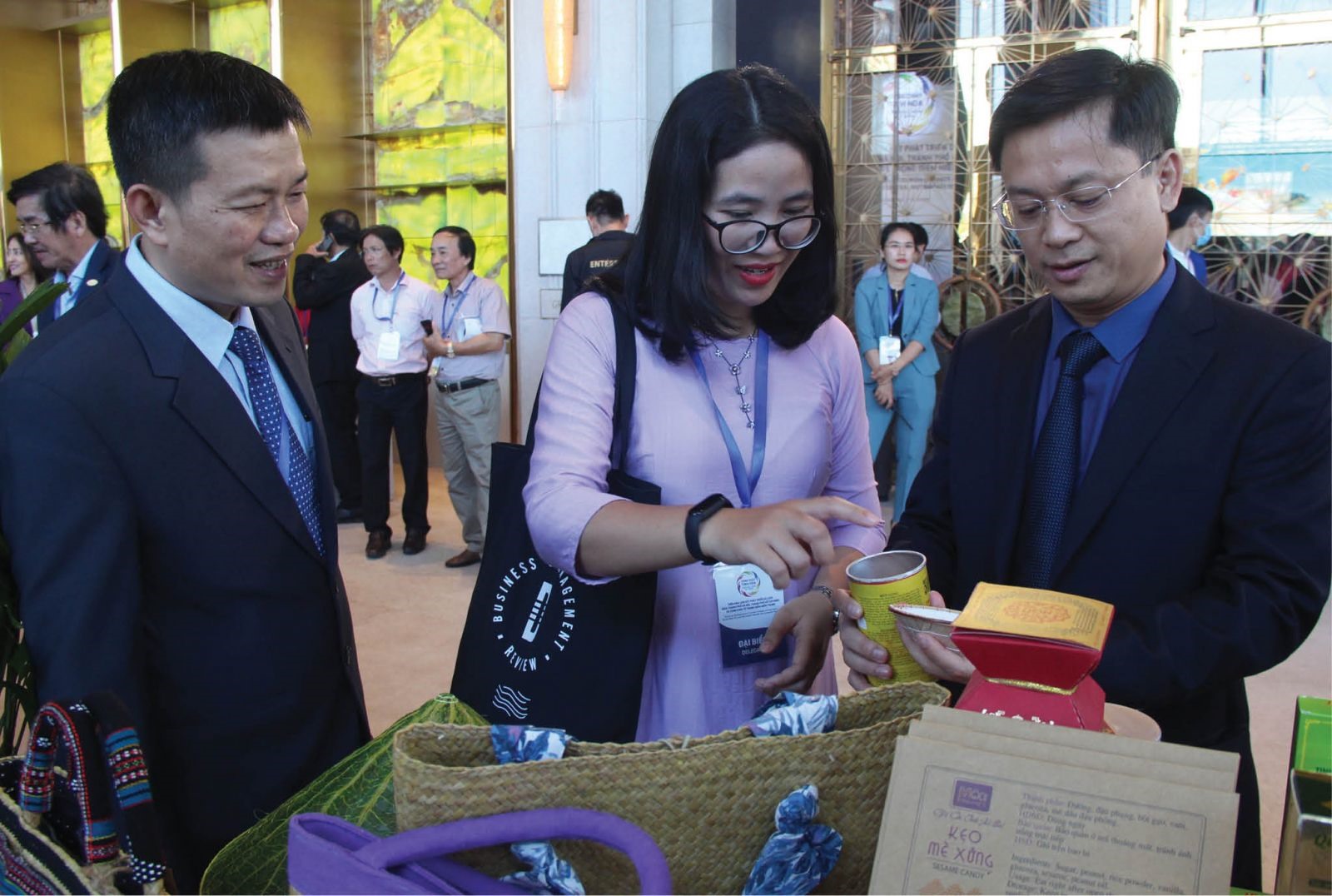 UVTV Tỉnh uỷ, Phó Chủ tịch UBND tỉnh Nguyễn Thanh Bình tham quan gian hàng của đoàn Thừa Thiên Huế trưng bày bên lề diễn đàn