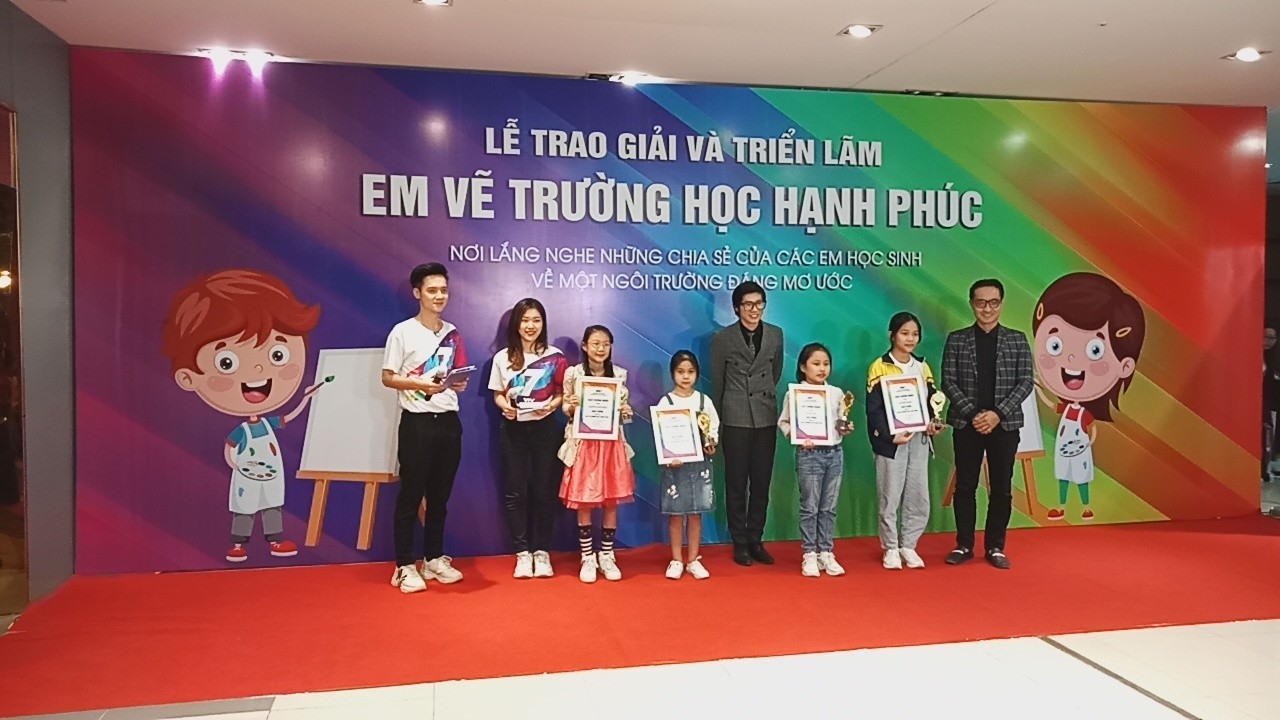 Em Nguyễn Hà Vân (thứ 4 từ trái sang) nhận giải Vàng cuộc thi “Em vẽ trường học hạnh phúc”
