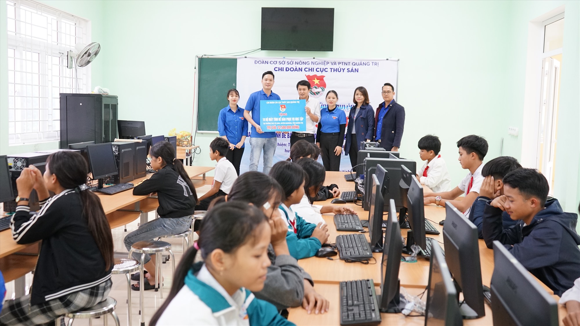 Trao hỗ trợ 10 bộ máy tính để bàn cho Trường Phổ thông dân tộc bán trú THCS Tà Long, huyện Đakrông - Ảnh: L.A