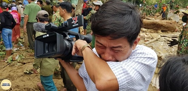Phóng viên TTXVN bật khóc trước cảnh tang thương, mất mát sau vụ sạt lở đất tại Trà Leng. (Ảnh: Hoàng Thế Lực/Cổng thông tin Chính phủ)