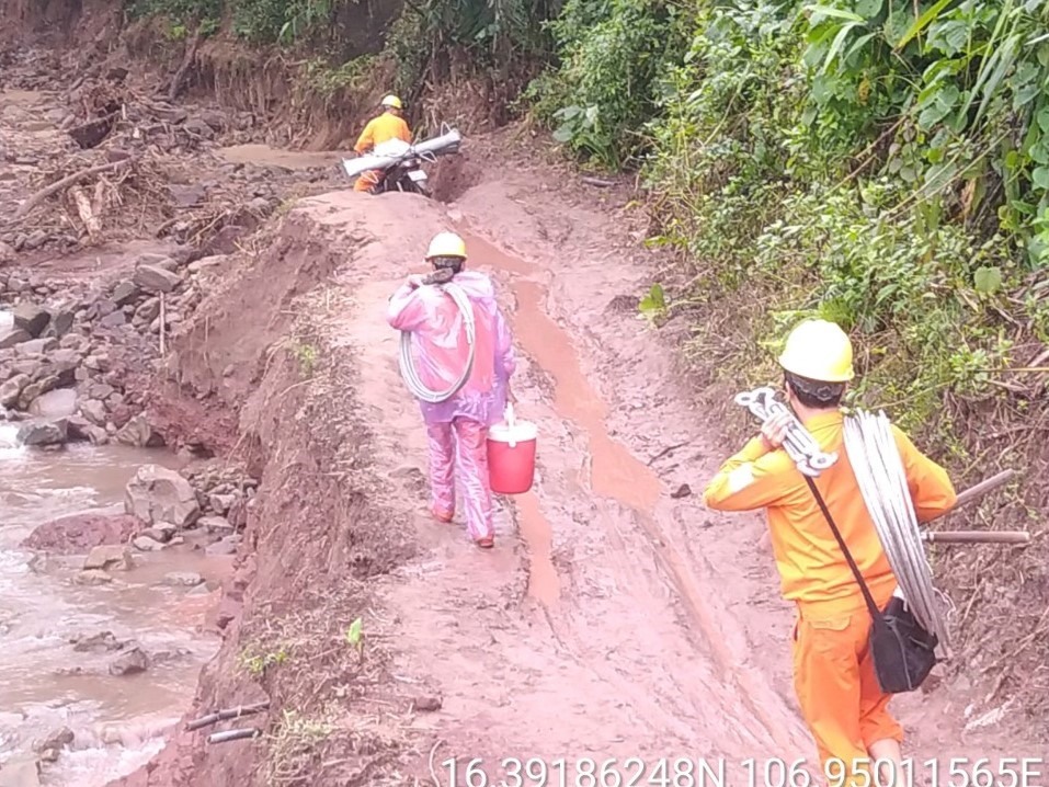 Công nhân Công ty Điện lực Quảng Trị đã cùng với bà con hai thôn phải mất một ngày đi bộ khoảng 20 km đường rừng trong điều kiện sạt lở hết sức khó khăn. Ảnh do Điện lực Đakrông cung cấp