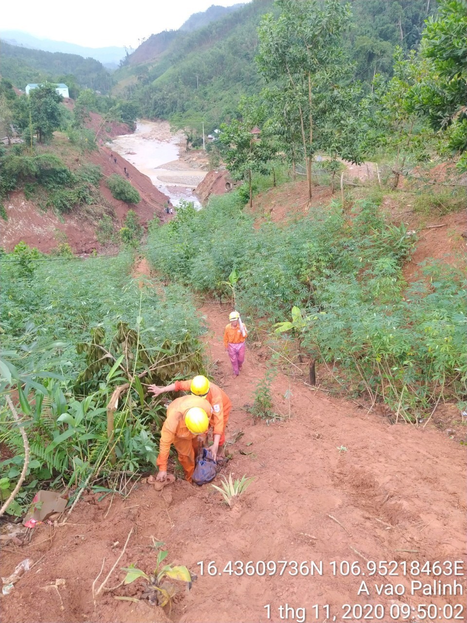 Công nhân Công ty Điện lực Quảng Trị đã cùng với bà con hai thôn phải mất một ngày đi bộ khoảng 20 km đường rừng trong điều kiện sạt lở hết sức khó khăn. Ảnh do Điện lực Đakrông cung cấp