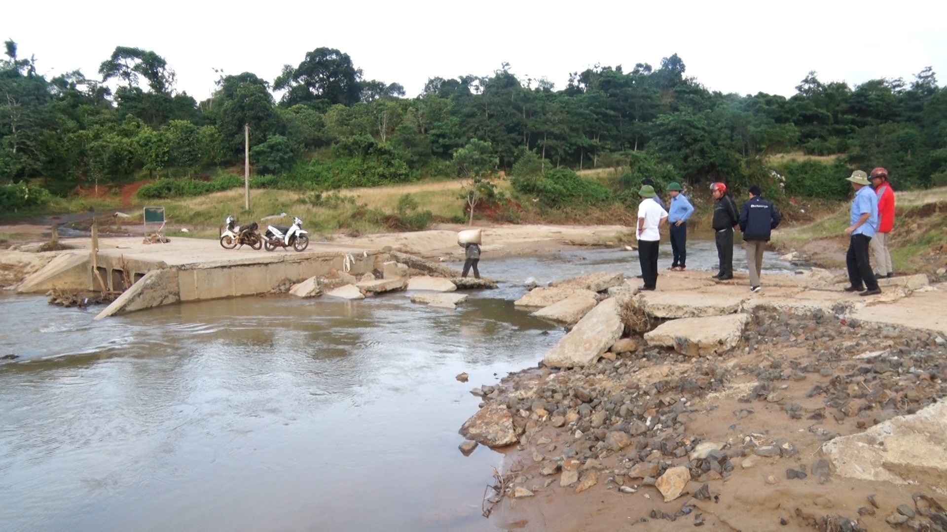 Lãnh đạo UBND huyện kiểm tra thực tế công trình giao thông bị nước cuốn trôi tại xã Hướng Tân