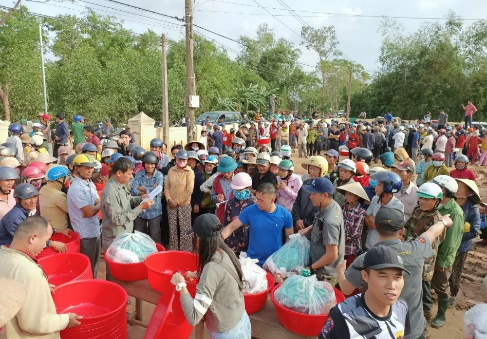 Công tác cứu trợ qua giai đoạn mới tại Quảng Trị là tập trung khắc phục hậu quả bão lũ với nhiều hoạt động: sửa chữa, khắc phục các trường học, y tế, giao thông, nước sạch, vệ sinh môi trường
