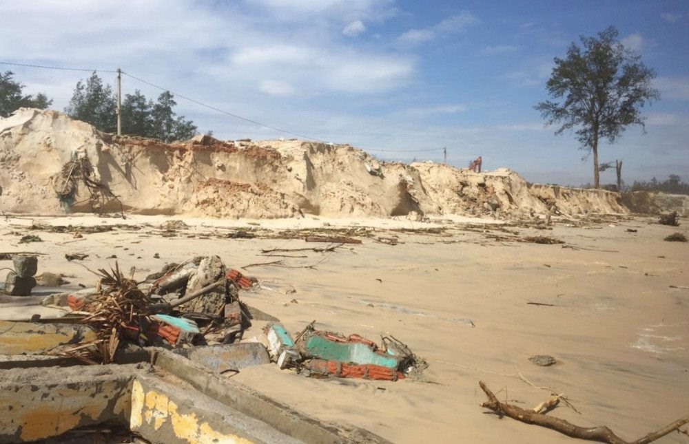 Ảnh hưởng bảo số 9 khiến nhiều nhà dân, công trình tại các xã ven biển Gio Linh bị sạt lở nghiêm trọng