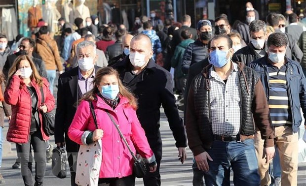 Người dân đeo khẩu trang phòng dịch COVID-19 tại Ankara, Thổ Nhĩ Kỳ. (Ảnh: AFP/TTXVN)