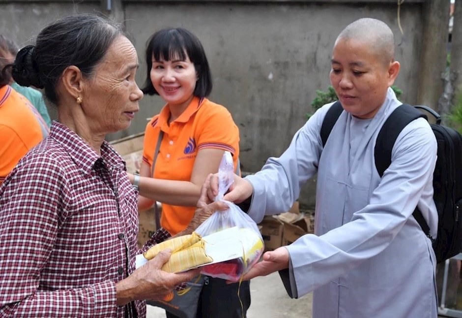 Đoàn Học viện Phật giáo VN tại TP.HCM tặng quà người dân miền Trung sau bão lụt
