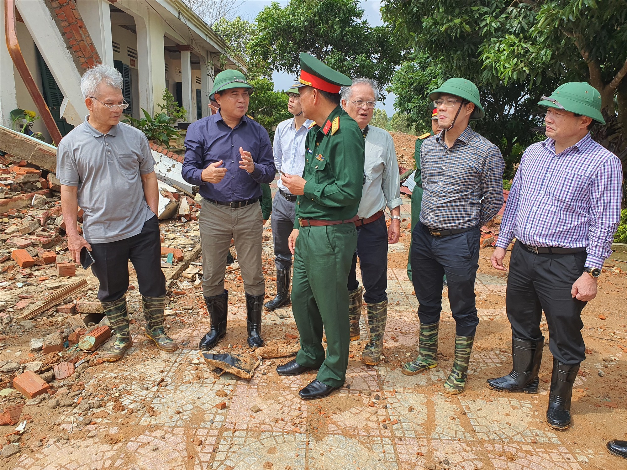 Thứ trưởng Bộ Xây dựng Lê Quang Hùng khảo sát thực địa khu vực sạt lở đất thuộc Đoàn Kinh tế - Quốc phòng 337 - Ảnh: T.T