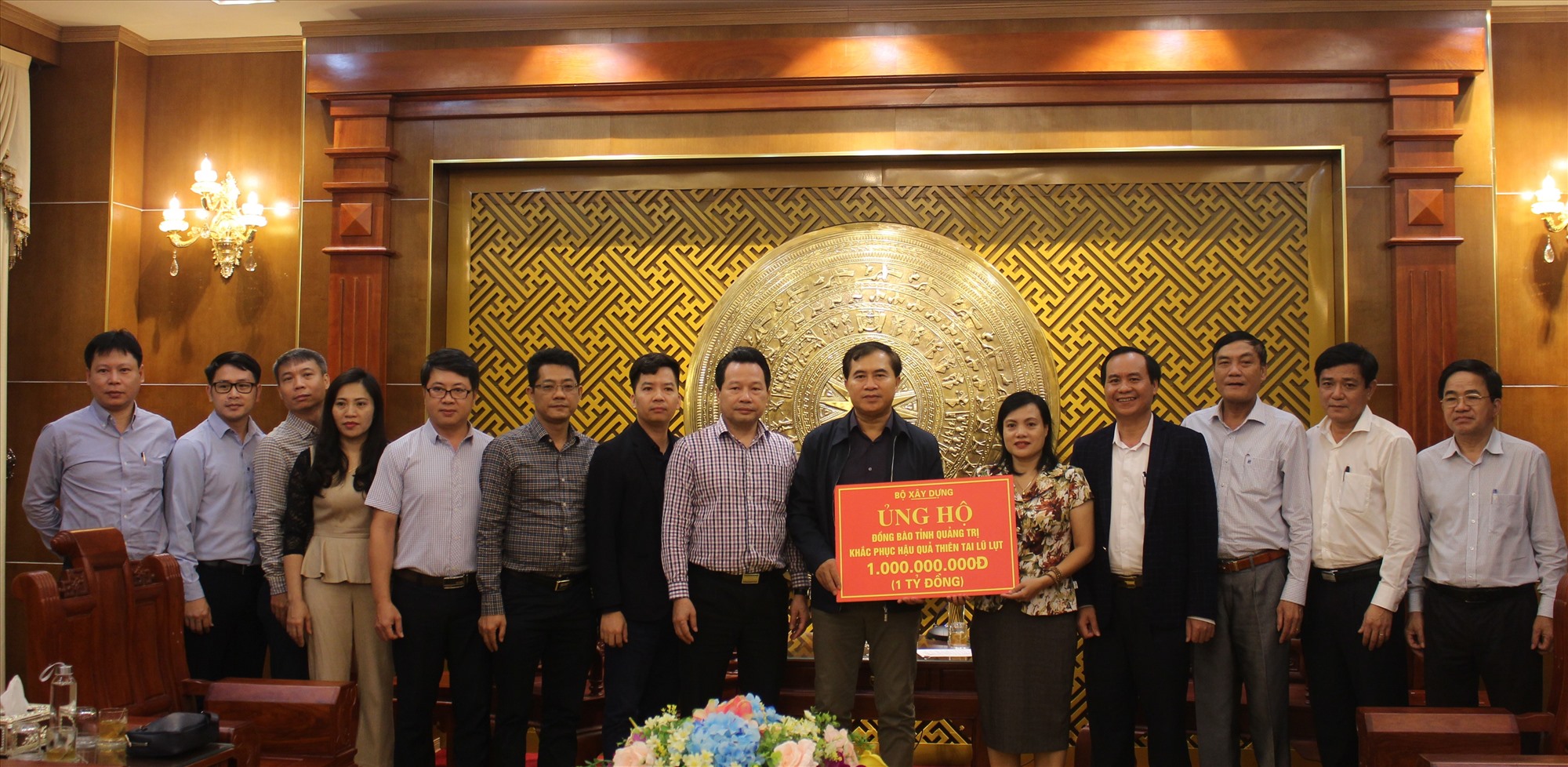 Thứ trưởng Bộ Xây dựng Lê Quang Hùng trao biển tượng trưng hỗ trợ tỉnh Quảng Trị 1 tỉ đồng khắc phục hậu quả bão lụt - Ảnh: T.T