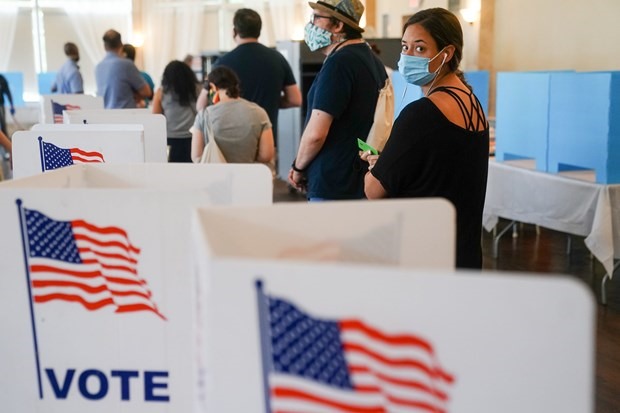 Nhiều cử tri Mỹ vẫn lựa chọn hình thức bỏ phiếu truyền thống, bất chấp đại dịch COVID-19